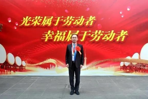 劳模风范 | 上；局炜